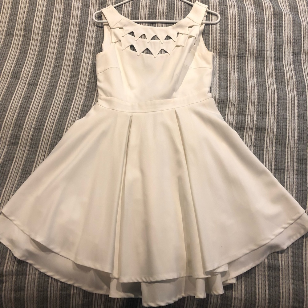 Lulu’s white dress